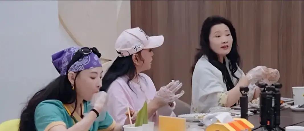 七十五了，还说自己“领先时代”？何赛飞在饭桌上直接怼了回去：“你逞什么能啊你