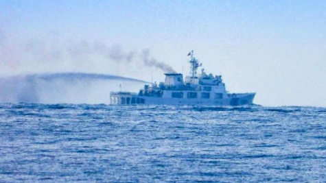 新加坡联合早报今日报道：“菲律宾海军在南中国海第二托马斯礁（即中国仁爱礁）和坐滩