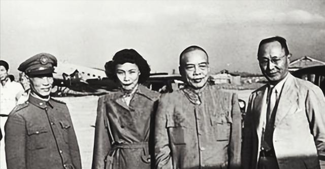 1942年，落魄的“南天王”陈济棠扮成算命先生逃往香港，路遇产后产妇，心软带其同