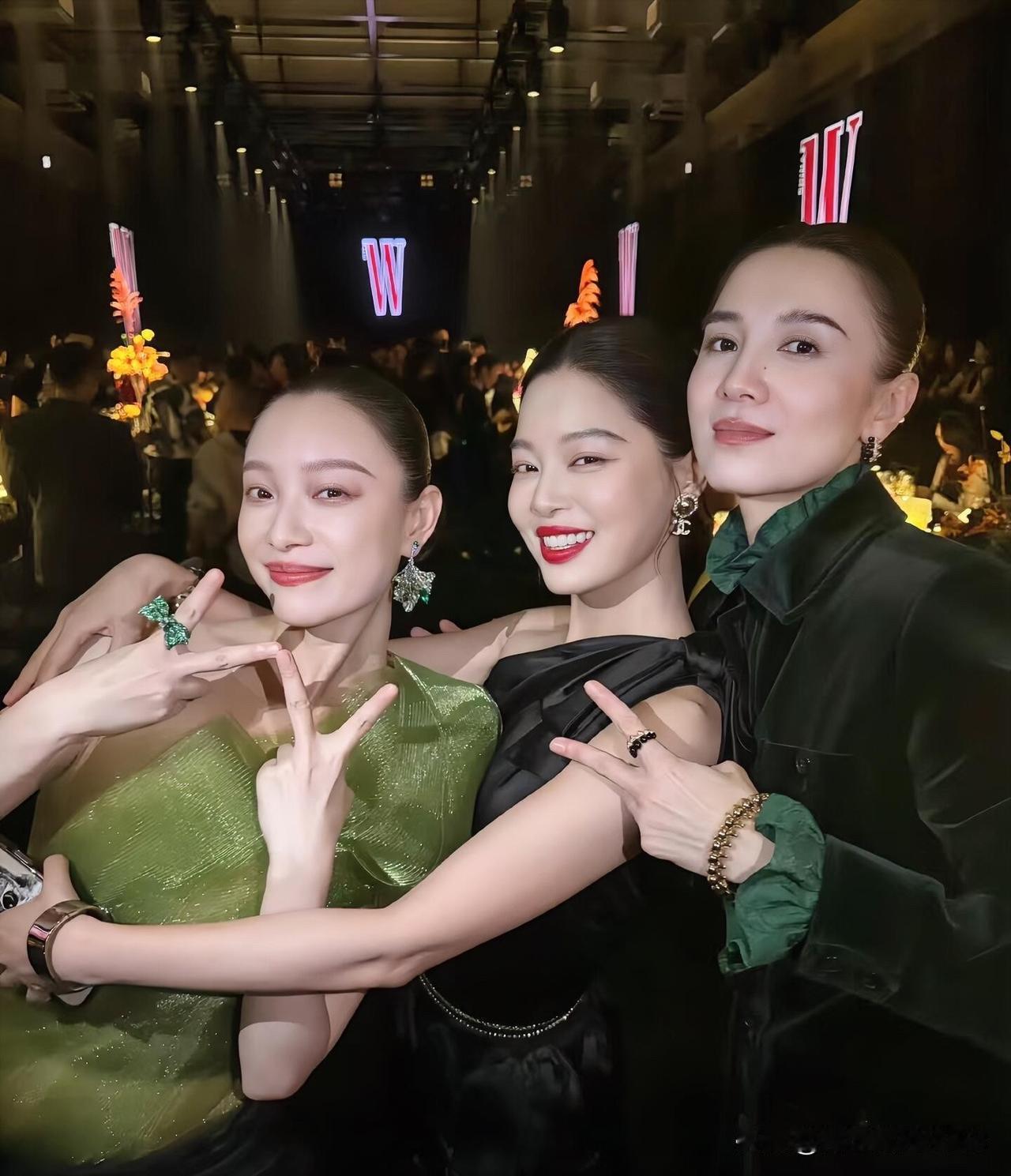 三位美女的同框，竟然是颜值平平的宋佳气质最好，她没有涂抹很多的化妆品，但是看起来