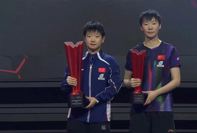 新加坡大满贯女单大结局，有没有注意到鳗鱼用球拍腿，孙颖莎和王曼昱一起捧起奖杯，