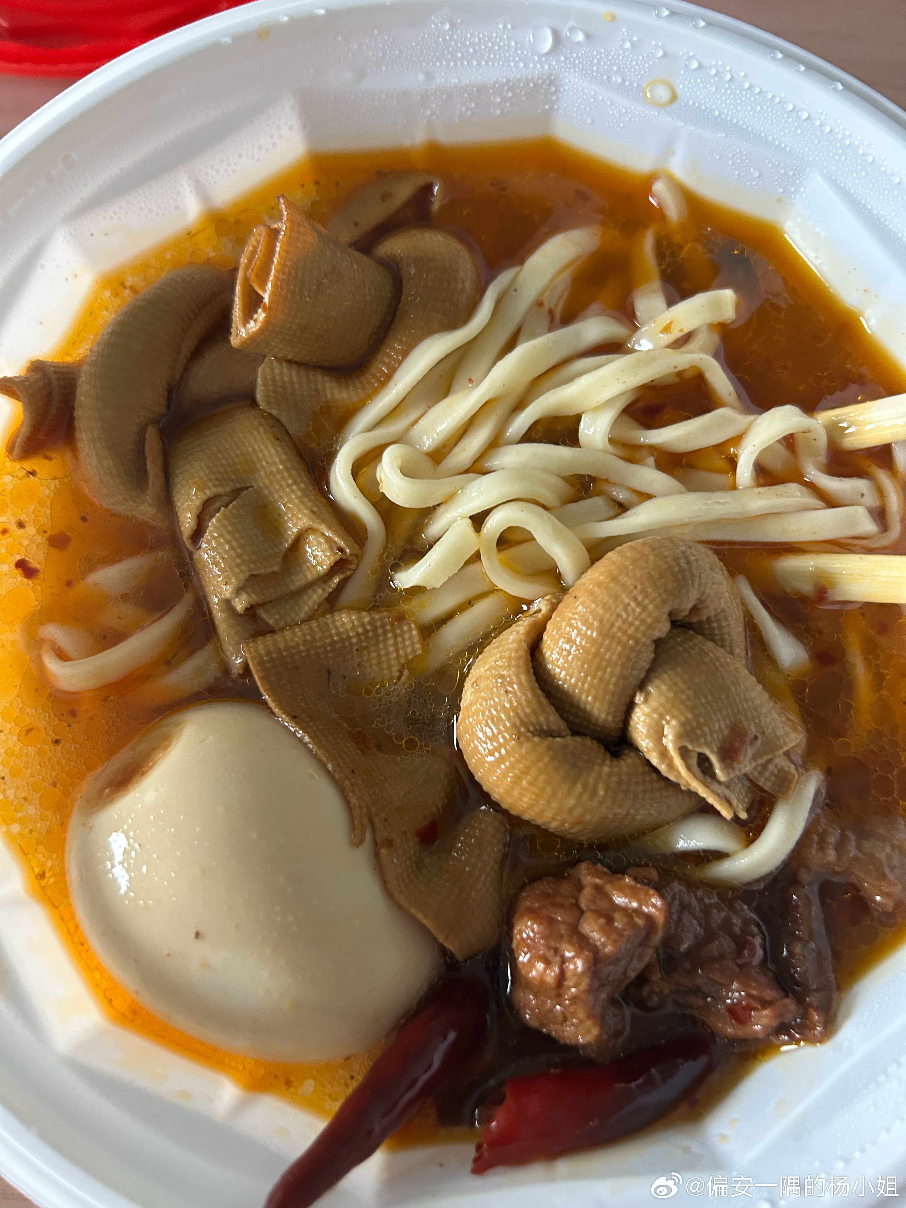 昨天下大雨，点的外卖，叫牛肉板面，我还加了卤蛋和豆皮卷。吃起来很香，吃完了很惨。