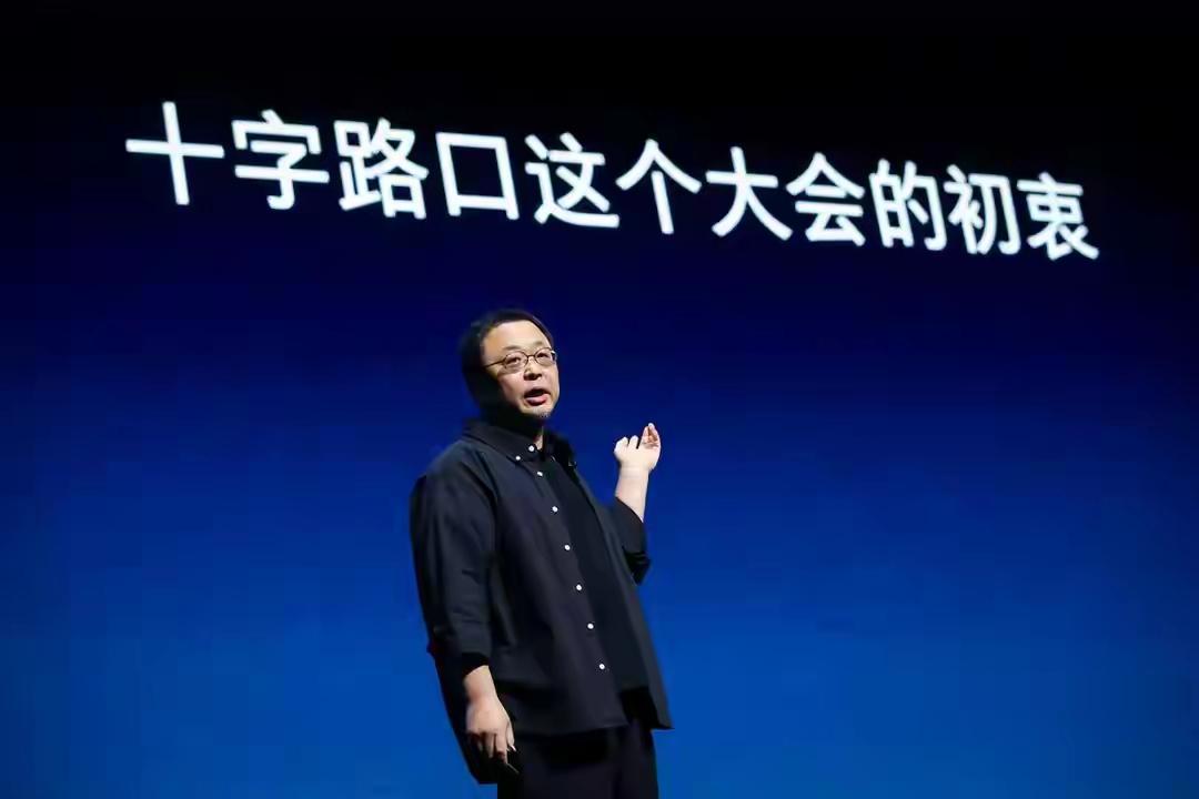 商业鬼才罗永浩，当之无愧！本来呢，他搞这个什么科技春晚，自己却迟到了49分钟，妥