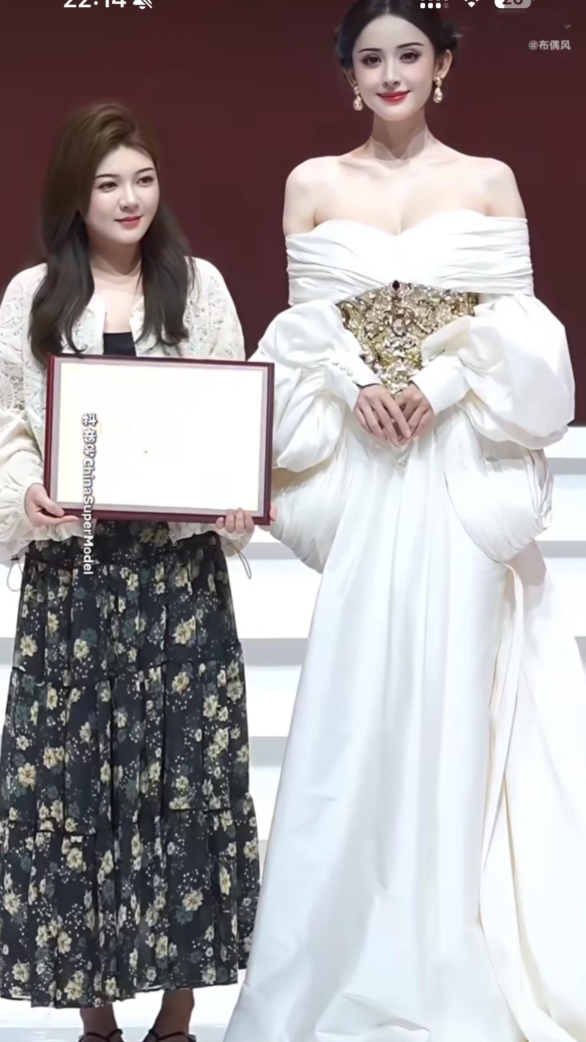 古力娜扎和素人同框美的好有侵略性