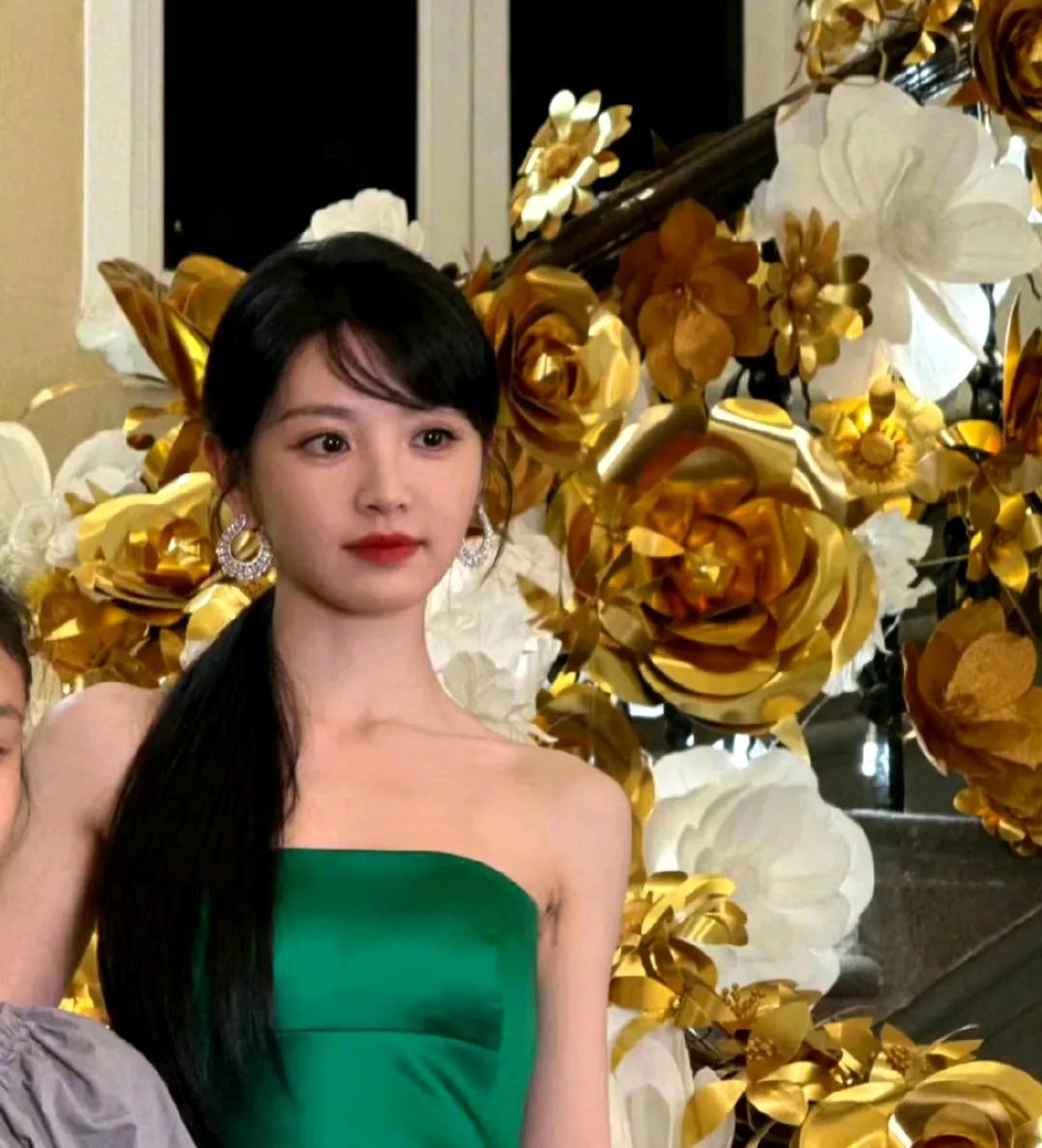 田曦薇娇兰活动生图，肤白貌美的甜姐儿！这叫绿色的礼服太衬田曦薇了，显得她肤白