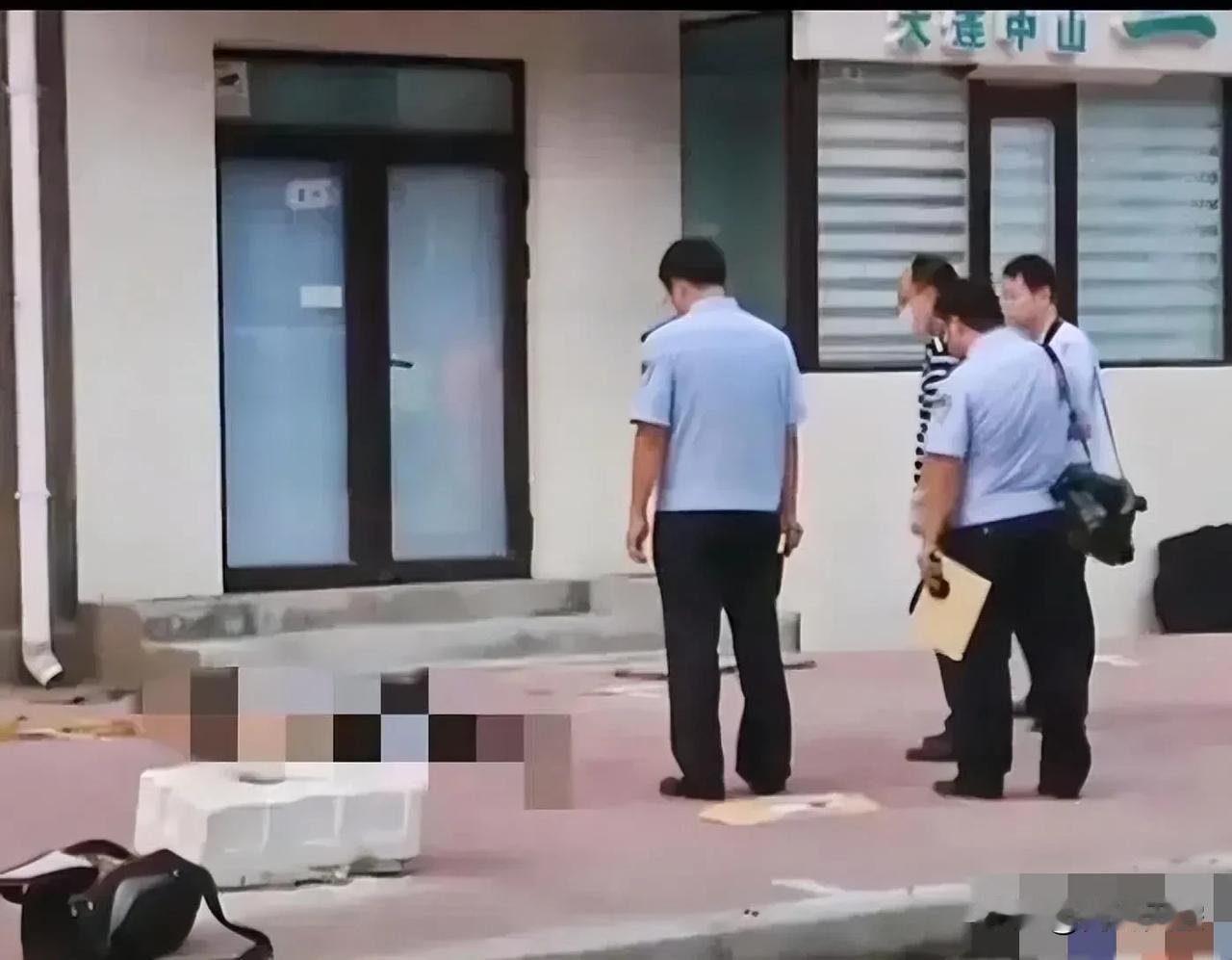 太惨了！父子俩同时坠楼，一死一伤！真的不忍心看到这样的惨剧发生！一对安徽来的
