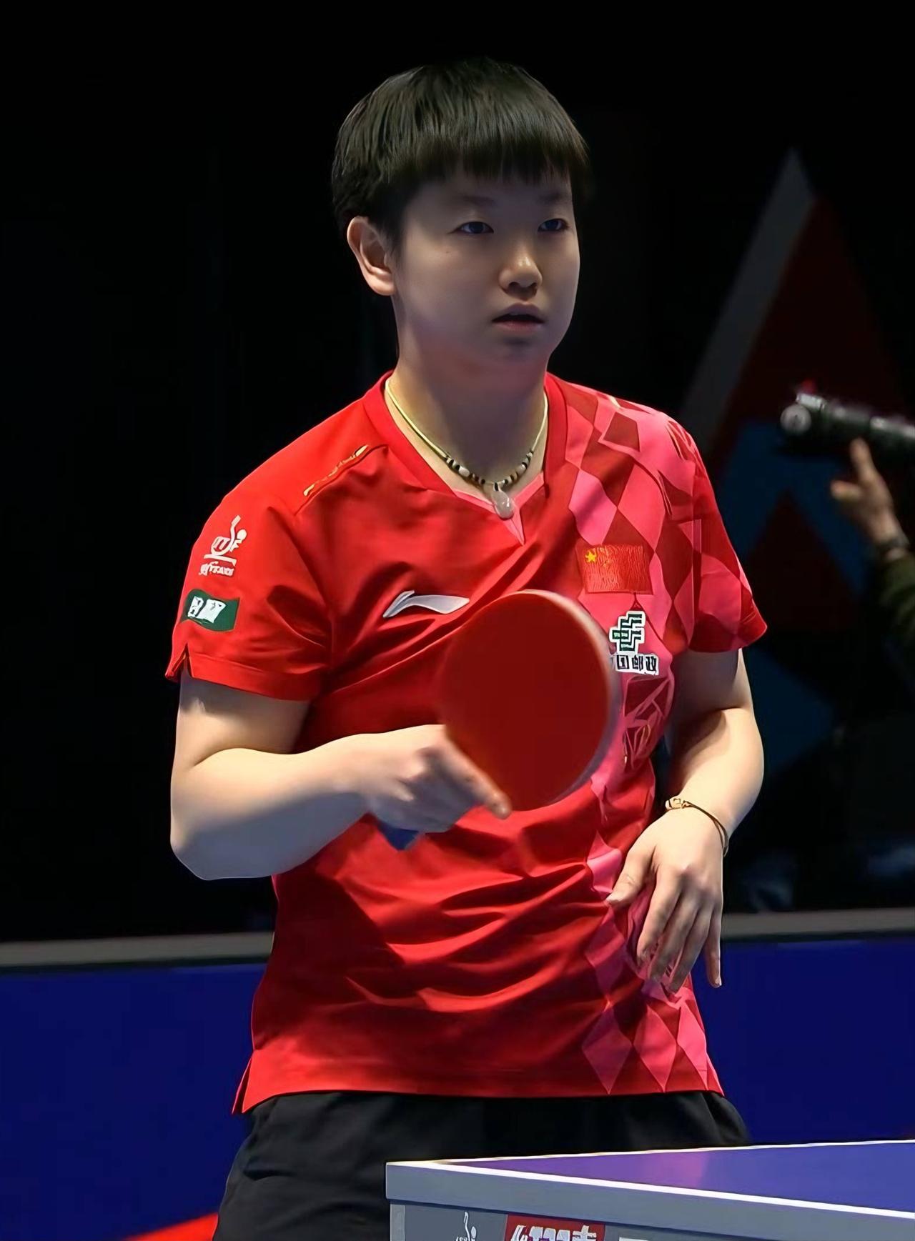 国乒女团3:1战胜波兰女团，顺利晋级16强，赛后采访孙颖莎尽力保护蒯曼不被人