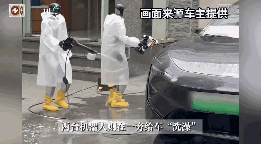 “这就是有钱任性啊！”近日，上海，一男子花几十万元购买了两个机器人，给它们穿上雨