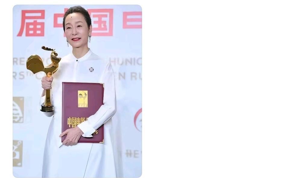 “问心无愧”这四个字从奚美娟嘴里说出来，分量可太重了！一向只在戏里见人、戏外几