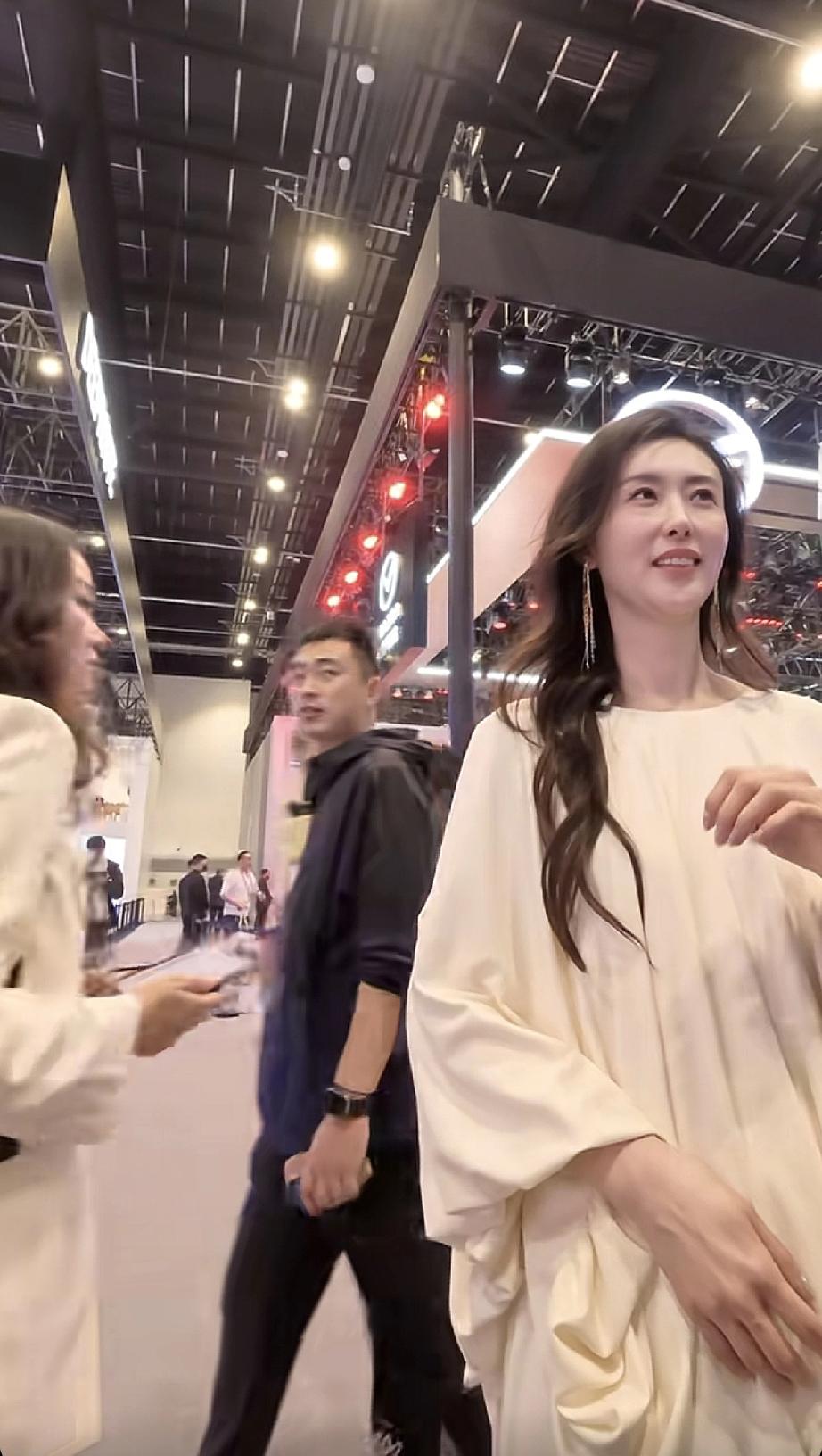 4月24日，车模翟凌（兽兽）现身2026北京车展，变化太大了，脸部臃肿完全没有车