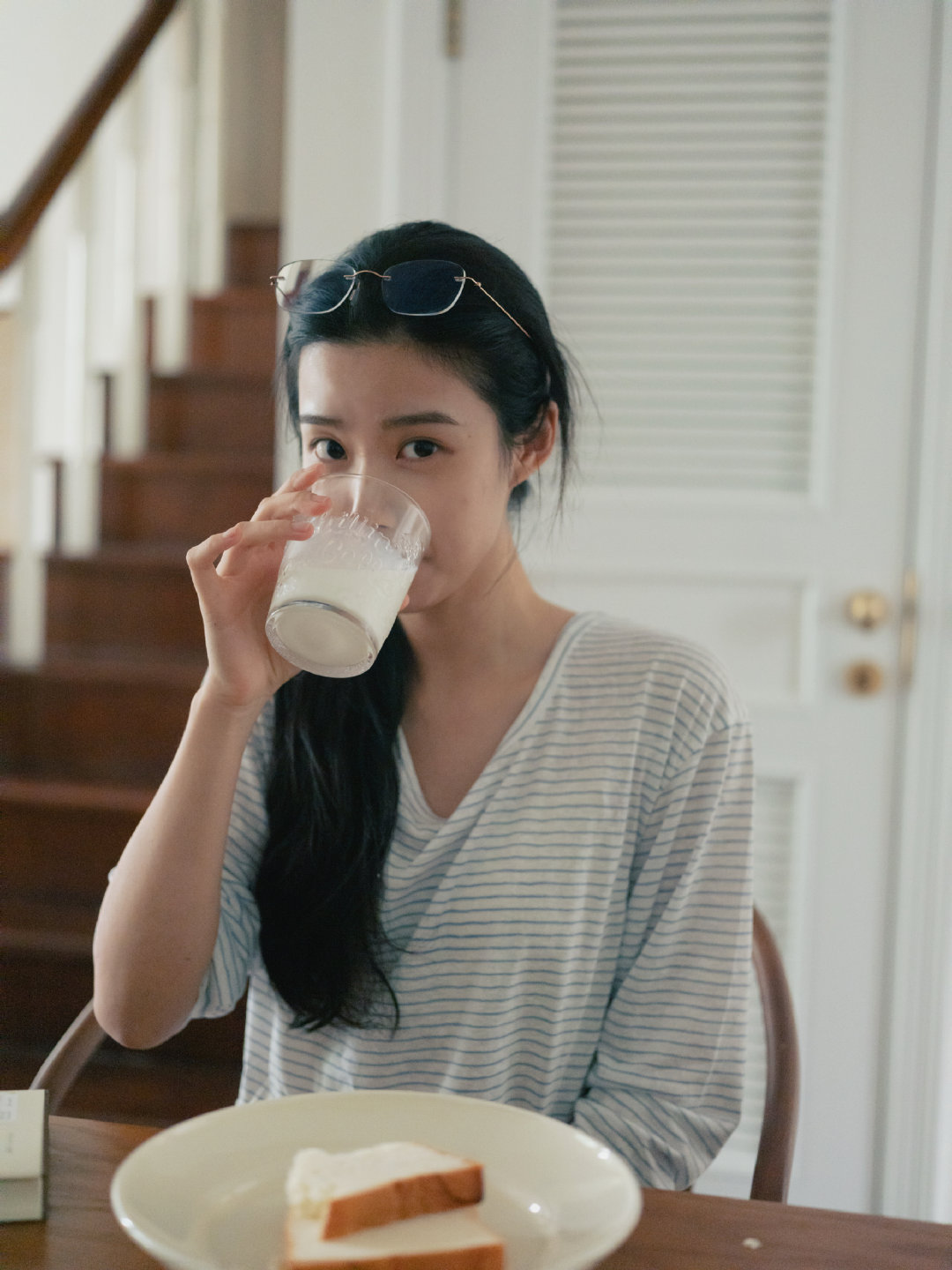 卢昱晓素颜居家氛围感拉满，胶原感满满自带氧气滤镜，邻家妹妹的温柔感扑面而来～