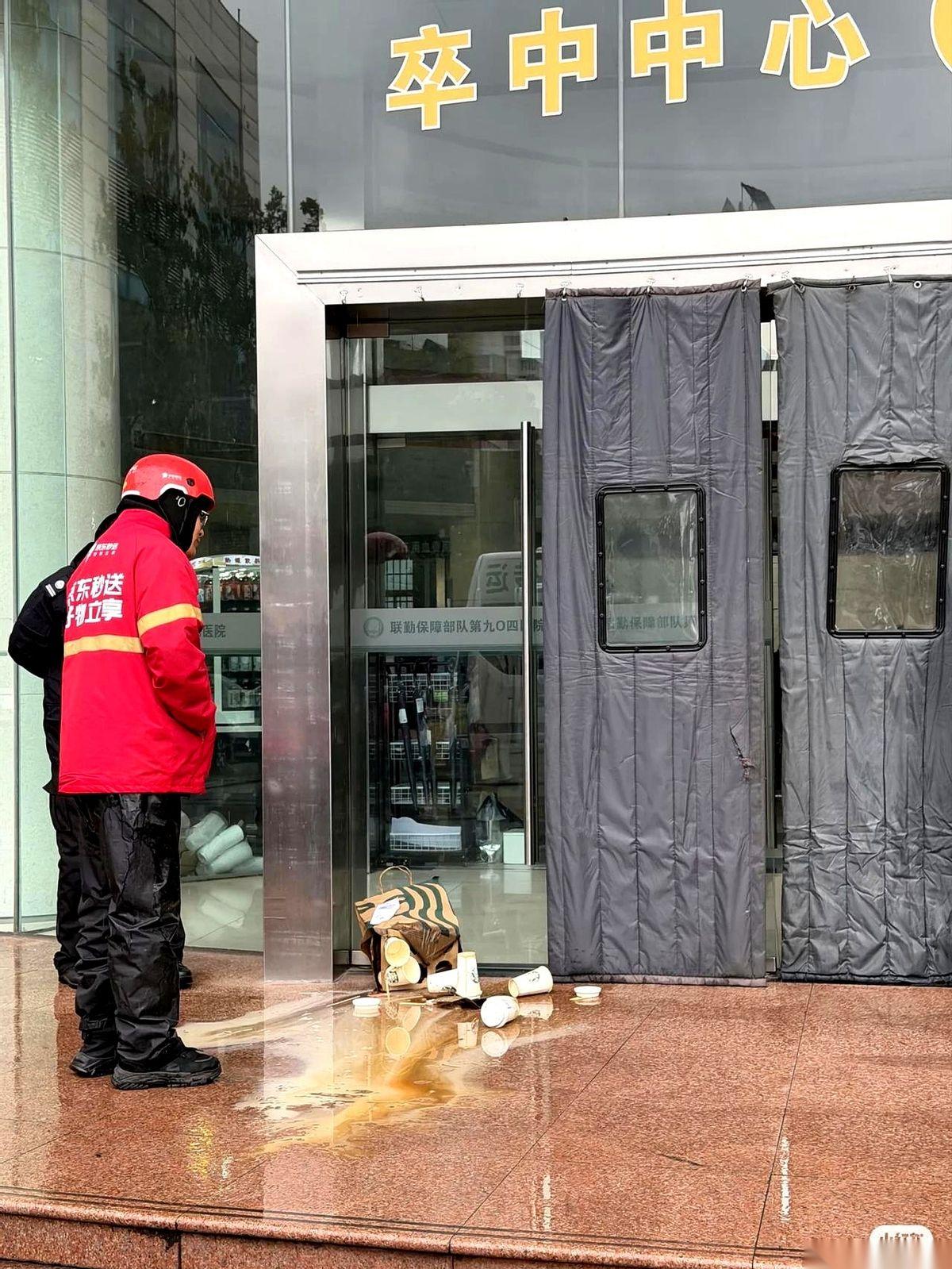 “刺啦”一声，星巴克那个牛皮纸袋，就在外卖小哥手里，当场裂开。不是慢动作，就是