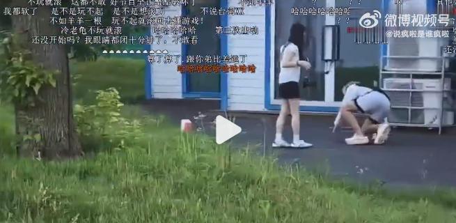 都是黄毛，不过因为有个职业选手的身份！前英雄联盟职业选手在直播的时候为了流量和