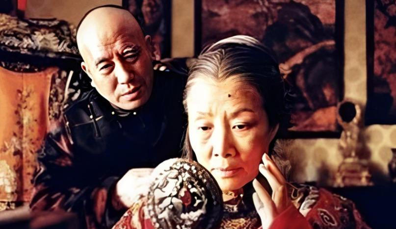 慈禧每次洗澡后，只留李莲英一人伺候。而房间里不时传出喊痛，一位小宫女偷掀帘子，这