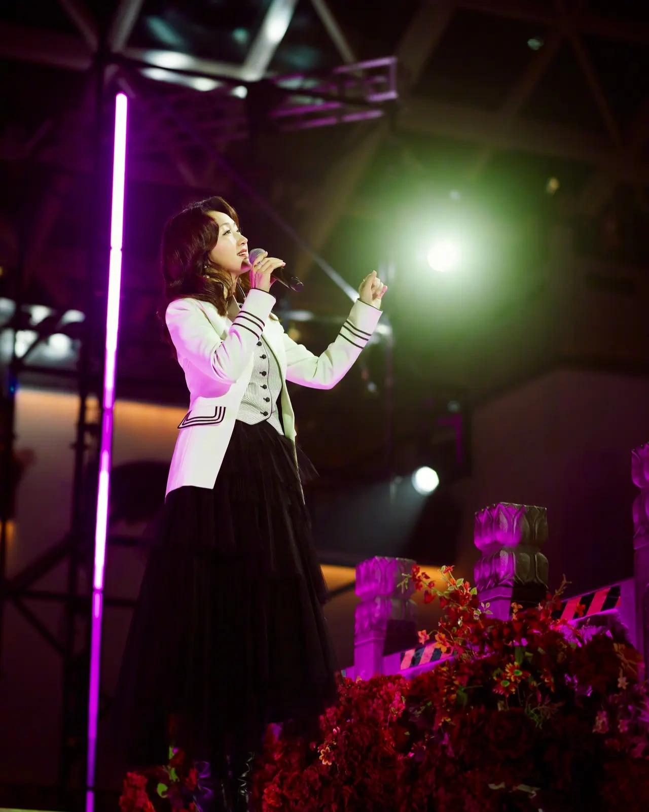 杨钰莹，几十年如一日。你怎么能这么嫩气，这么甜美。