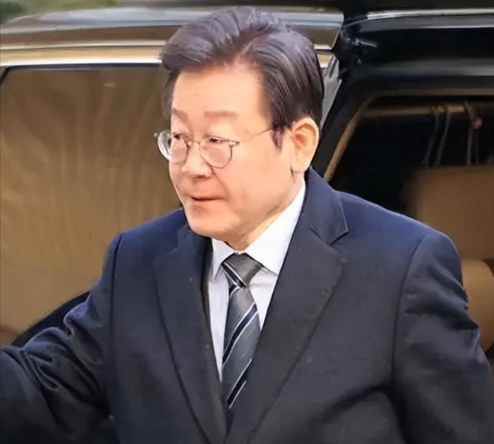 刚刚，李在明突然承认韩国要走新路线，李在明做出了一个炸裂性的表态，直接打破了多