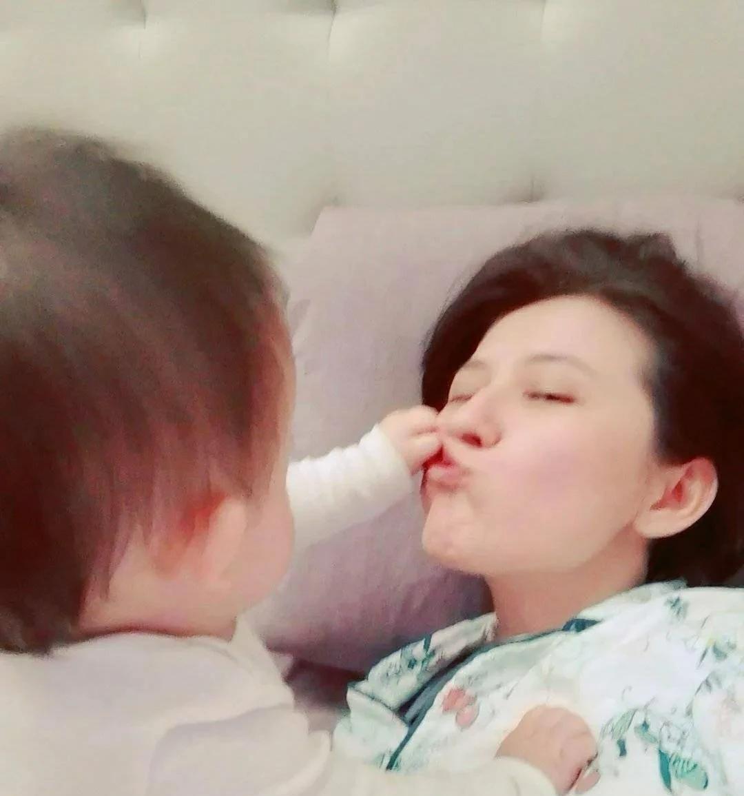 社会真的开放了，热依扎不结婚就可以光明正大的生孩子，而且支持她的人占大多数，这是