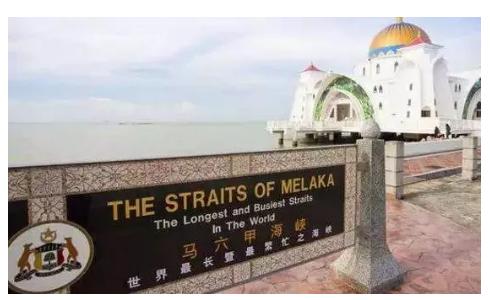 印尼外长苏吉约诺面对提问，甩出了一句既干脆又硬气的话：“马六甲的主权，1971年