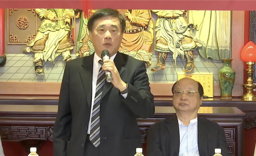 国民党主席候选人郝龙斌今22日拜会军公教警消总会，前台中市长胡志强特地从新加坡赶