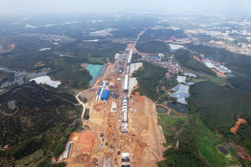 近三年的广东发展，确实透着几分“薛定谔的猫”般的迷惑感：嘴上喊着“制造业当家”，