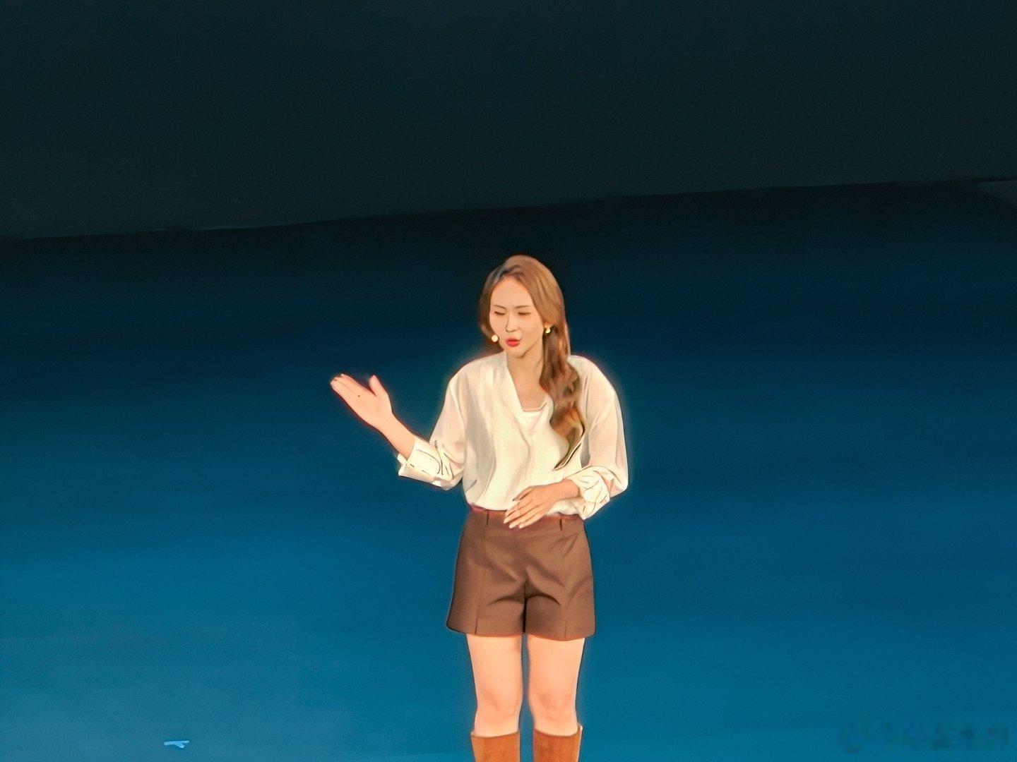 OPPOFindX9s搭载2亿像素哈苏长焦和2亿像素哈苏主摄，还有第二代丹霞