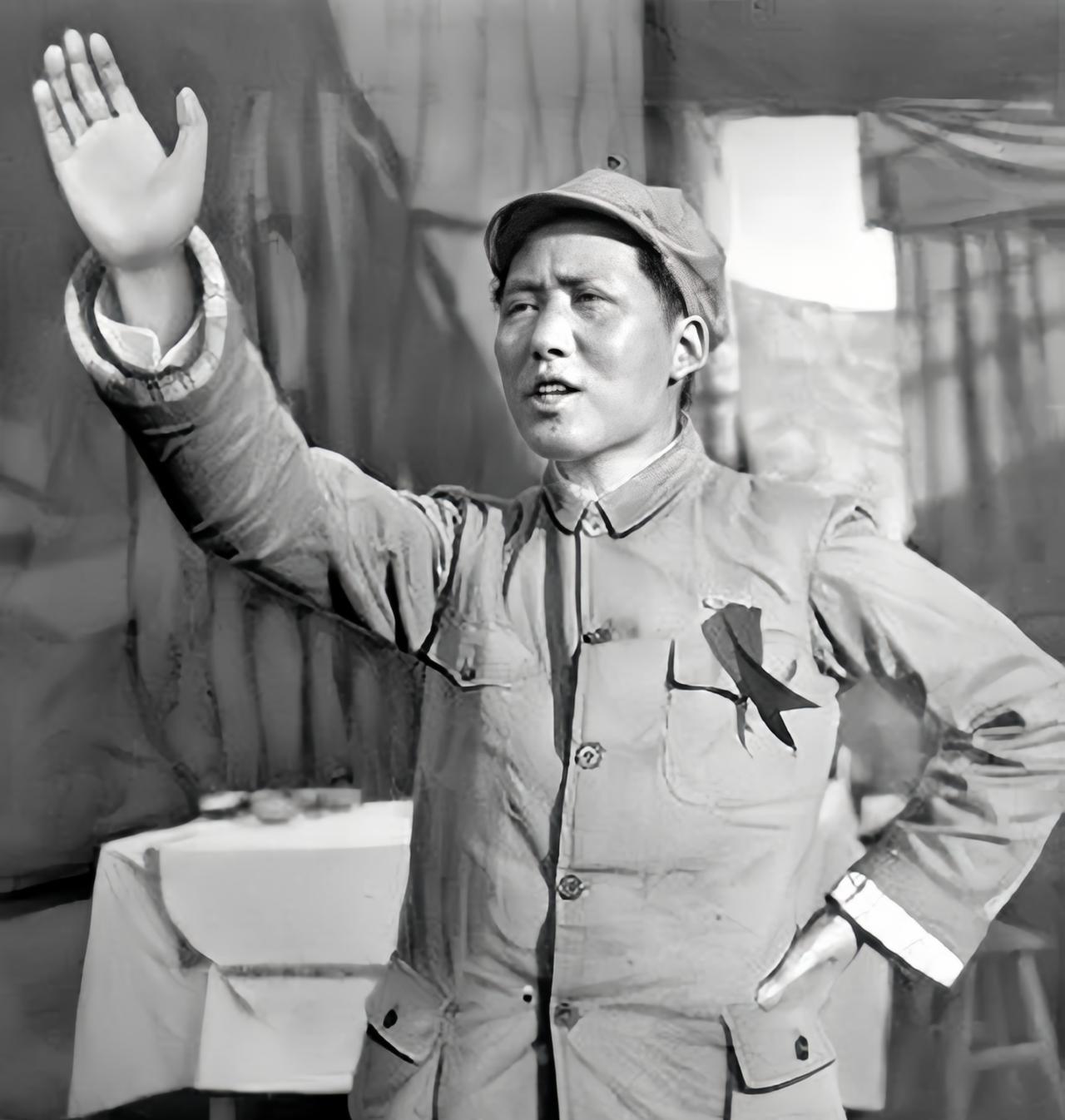 1937年，毛主席在抗大讲课，讲得非常精彩，可就在这时，主席耳边竟响起了一阵阵呼