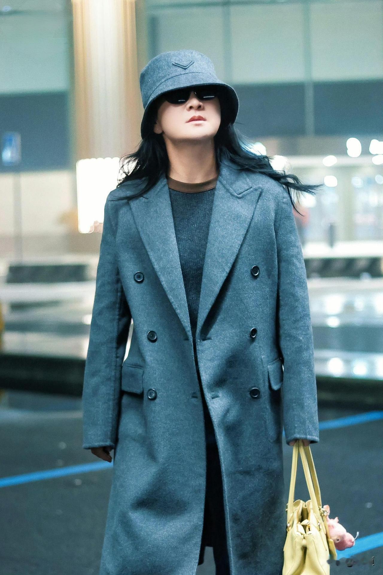 2026年1月18日，贾玲现身2026秋冬米兰男装周秀场，她的暴瘦状态搭配多套惊