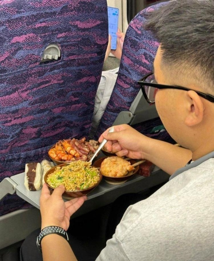 他是怎么带上去的？这可是高铁啊