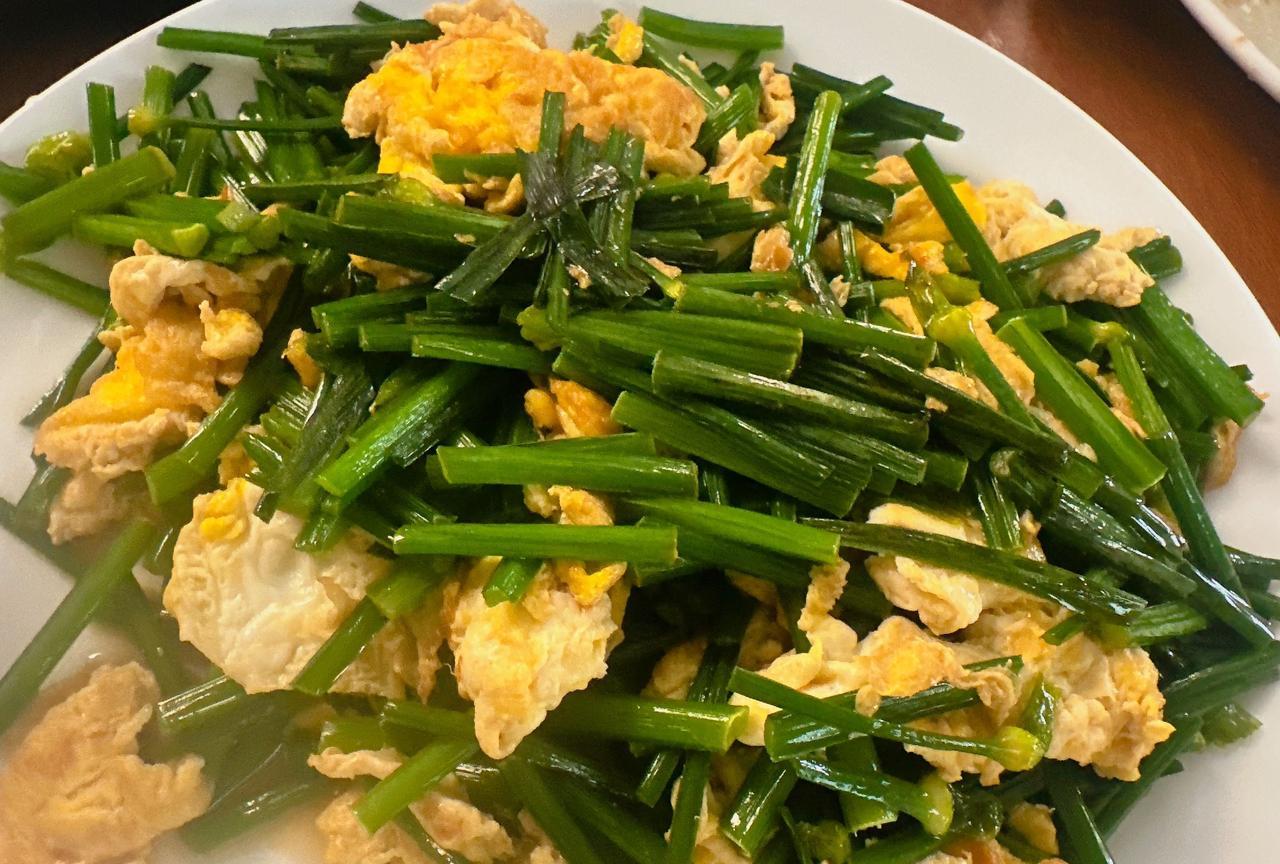 早饭。我住的这村里放眼望去就一家多少像点样的饭店，还越做越难吃。每次去饭店花
