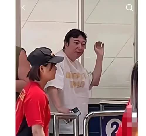 王思聪不到四十岁，和女友站在一起，显得格格不入，王思聪身体严重透支，已经人老珠黄
