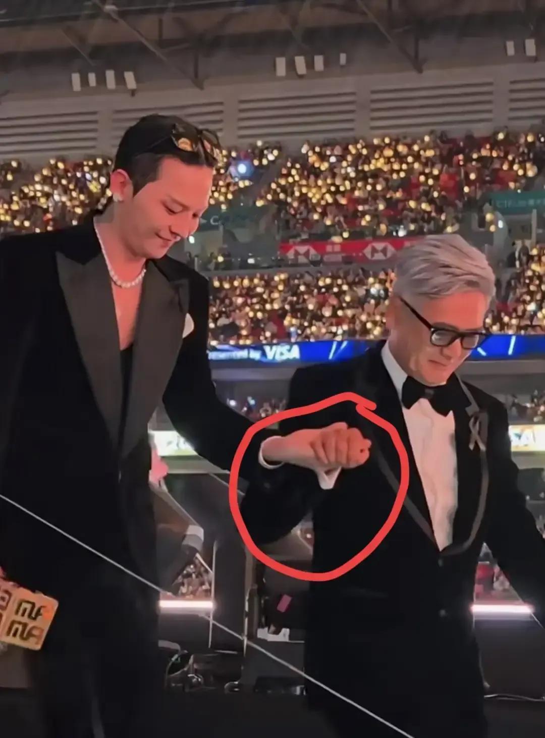 周润发把奖杯递给权志龙后没松手，直接牵着他往台阶走，我盯着直播画面愣了两秒。十