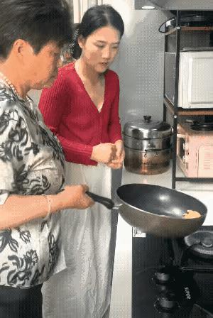 马上要为人妻为人母了，饭都不会做，可怎么办？妈妈在厨房做着饭，心里想到这些就有