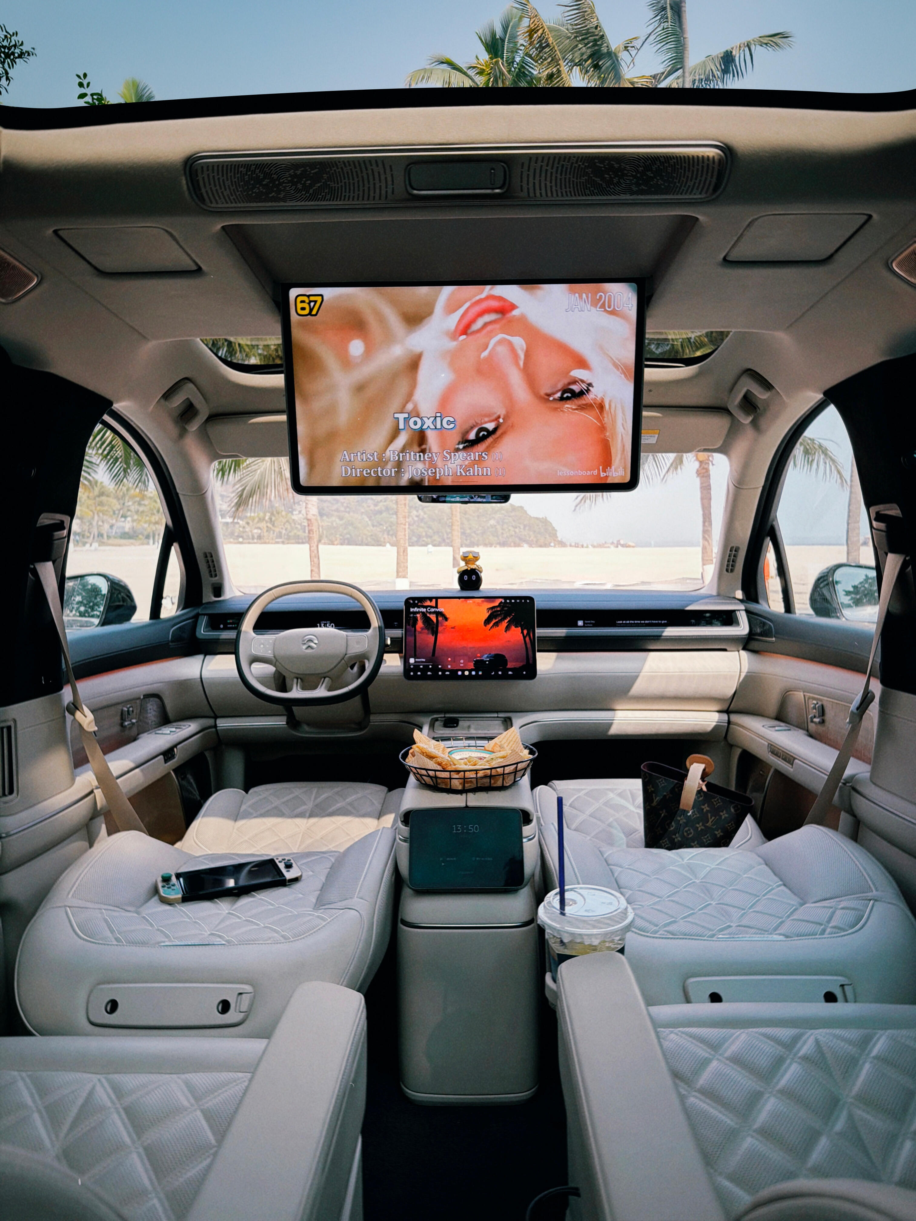 es8的沙发床模式，躺下一眼望去就是沙滩和大海，简直不要太爽