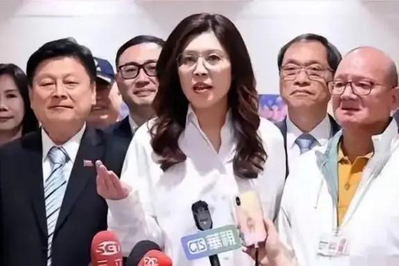 中美会晤前，特朗普突然变调，说“台湾问题是中国自己的事”。看似降温，实则生意