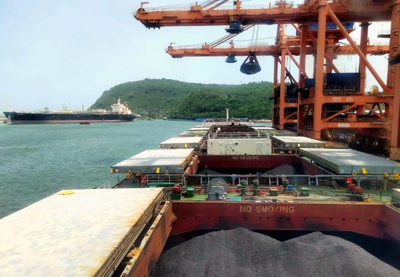 接下印度12.5亿大单，没签合同就开工。2026年1月，华东重机接到阿达尼集