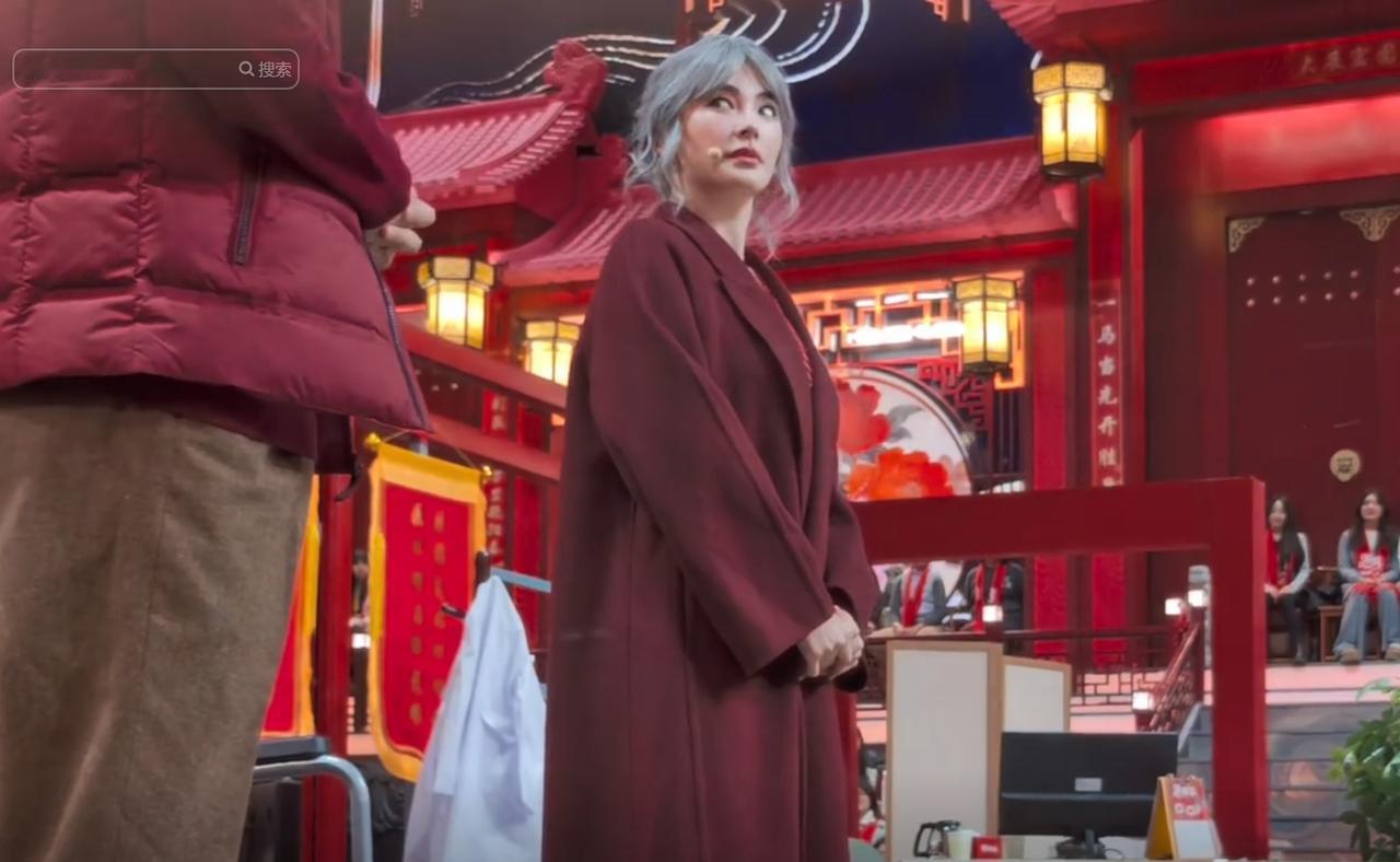 张雨绮摊上事儿了！近日，某卫视春晚正在紧锣密鼓的彩排中。走了一个闫学晶，又来