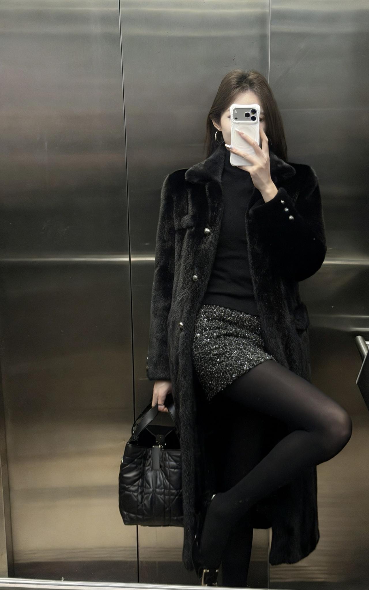 这套穿搭走的是贵气性感风，把高级感和女人味平衡得很好：•外套：长款黑色环保