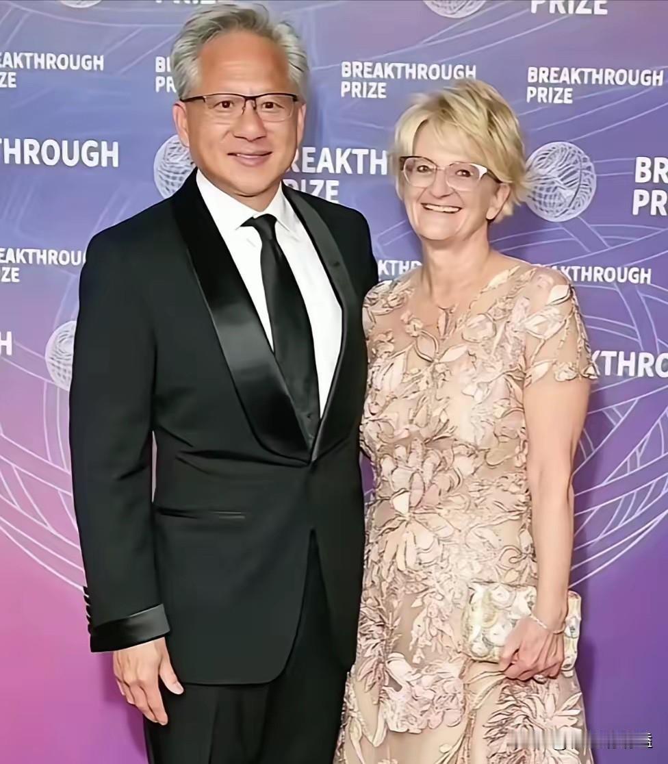 看到黄仁勋和妻子的同框照，瞬间又相信爱情了。黄仁勋是公认的“宠妻狂魔”，两人结