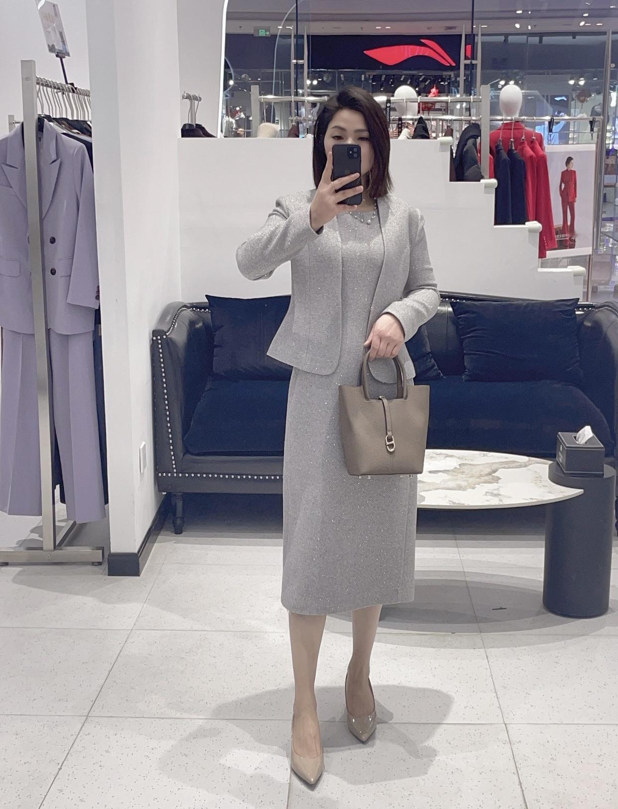 分享卓越的优雅女性她们着装得体，风格简约又不失品味。