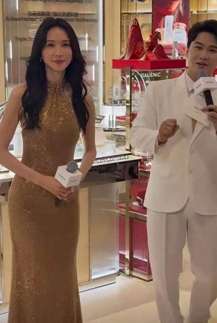 果然一个被窝睡不出两种人，林志玲怎么变得成这样了