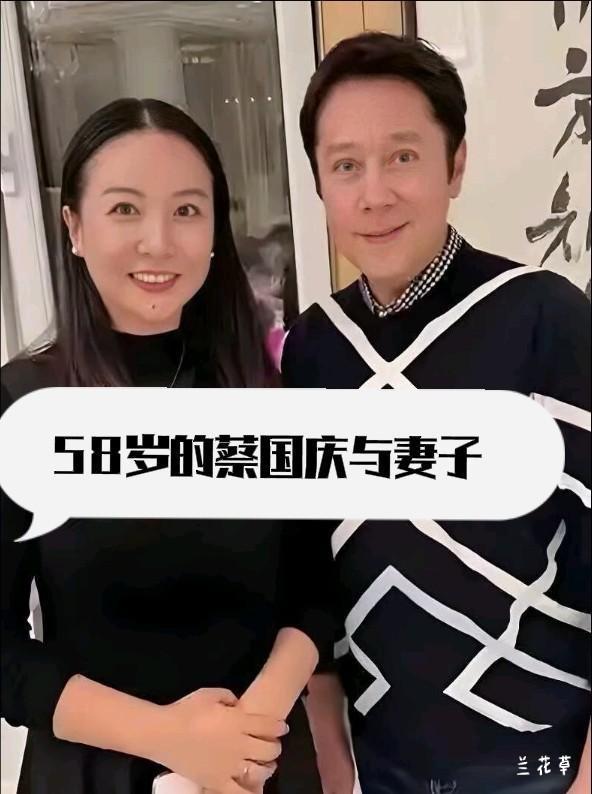 再贡献一张58岁的蔡国庆和妻子的合影照片。初看，以为他被五花大绑着呢，却原来是