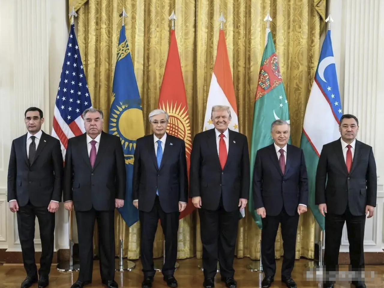 看看中亚五国总统的表情，就知道，这一场会晤，他们内心是多么的不情愿。但是呢，