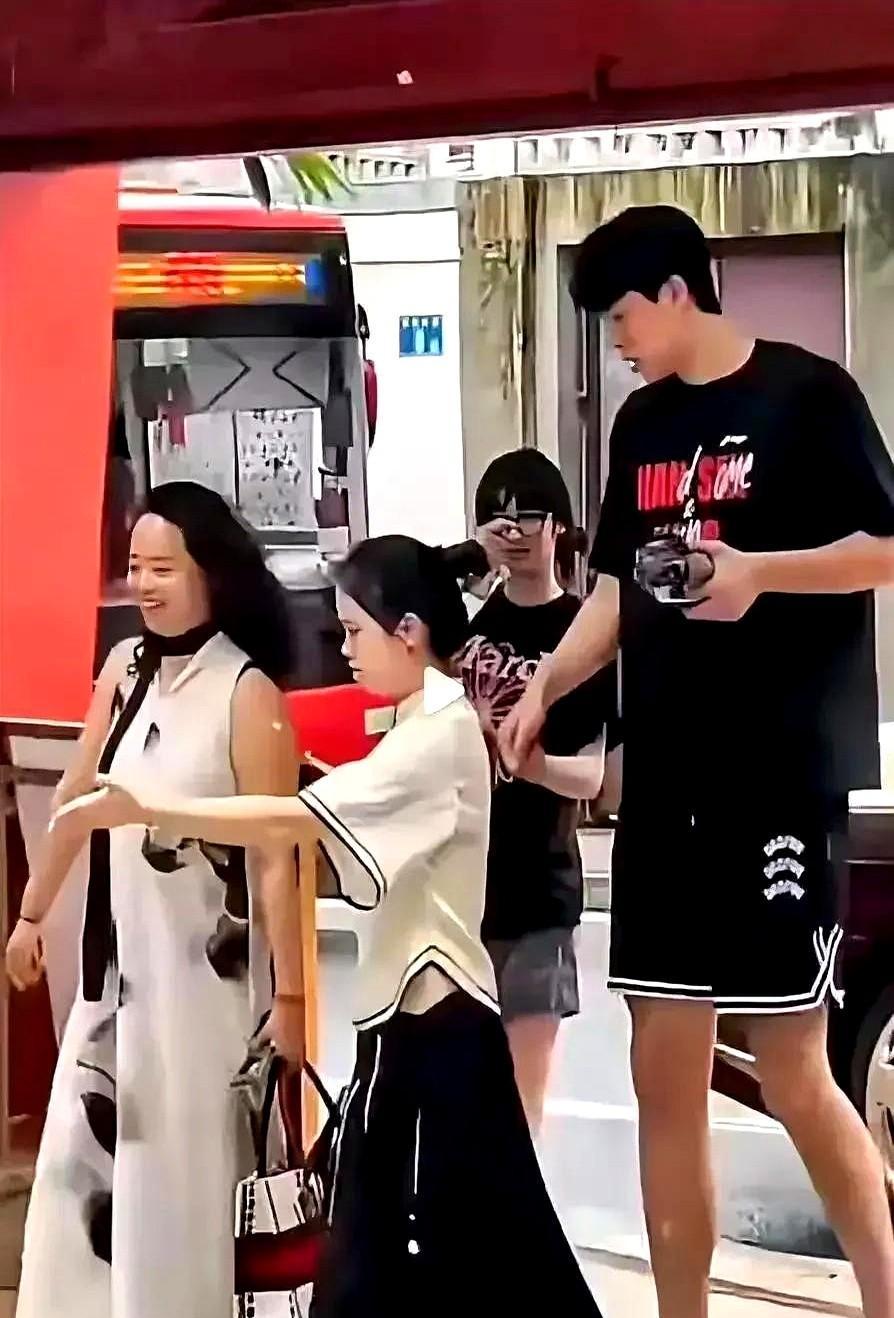 杨瀚森练到晚上十点，有人催他别谈恋爱。可他盖帽数联盟第一，三分还是没投开。姚