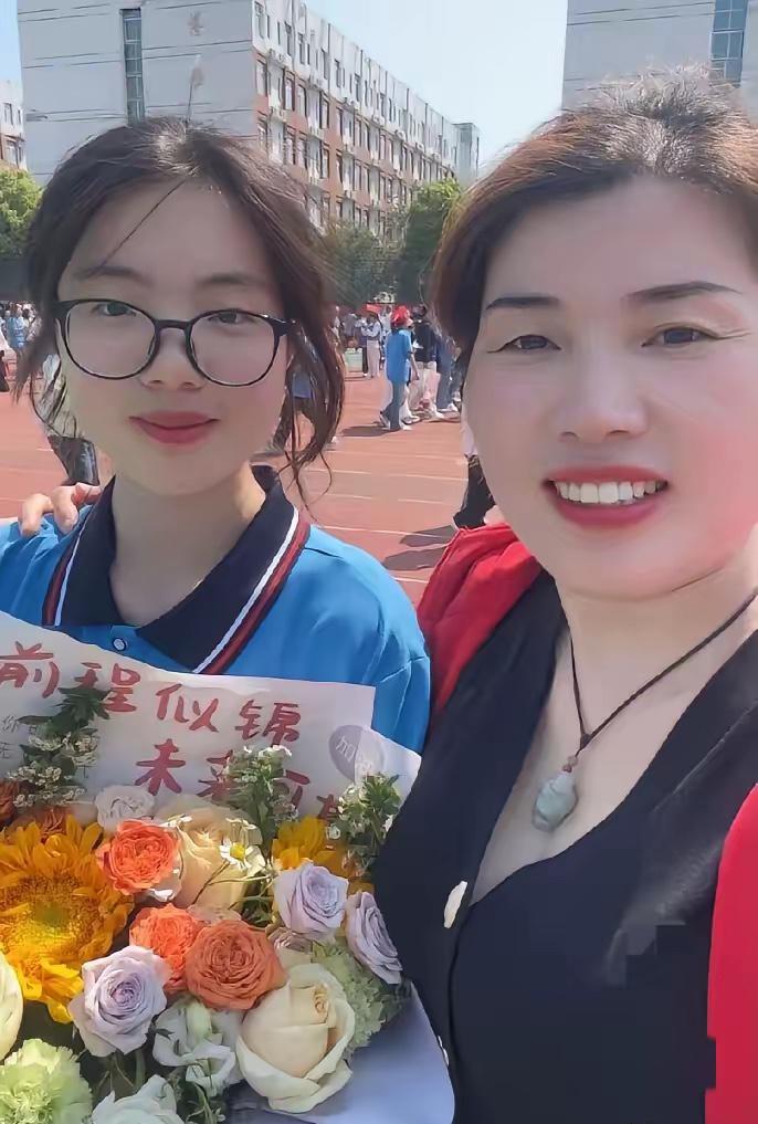 这个男人做人太失败了。他和前妻离婚时，女儿才七岁。妻子带着女儿生活，他十二年没有