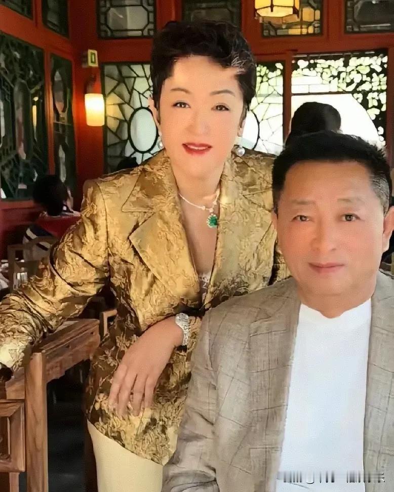 原来，与汪小菲爸爸合影的这位女士，就是汪小菲的后妈，同时她也是张兰的女闺蜜！