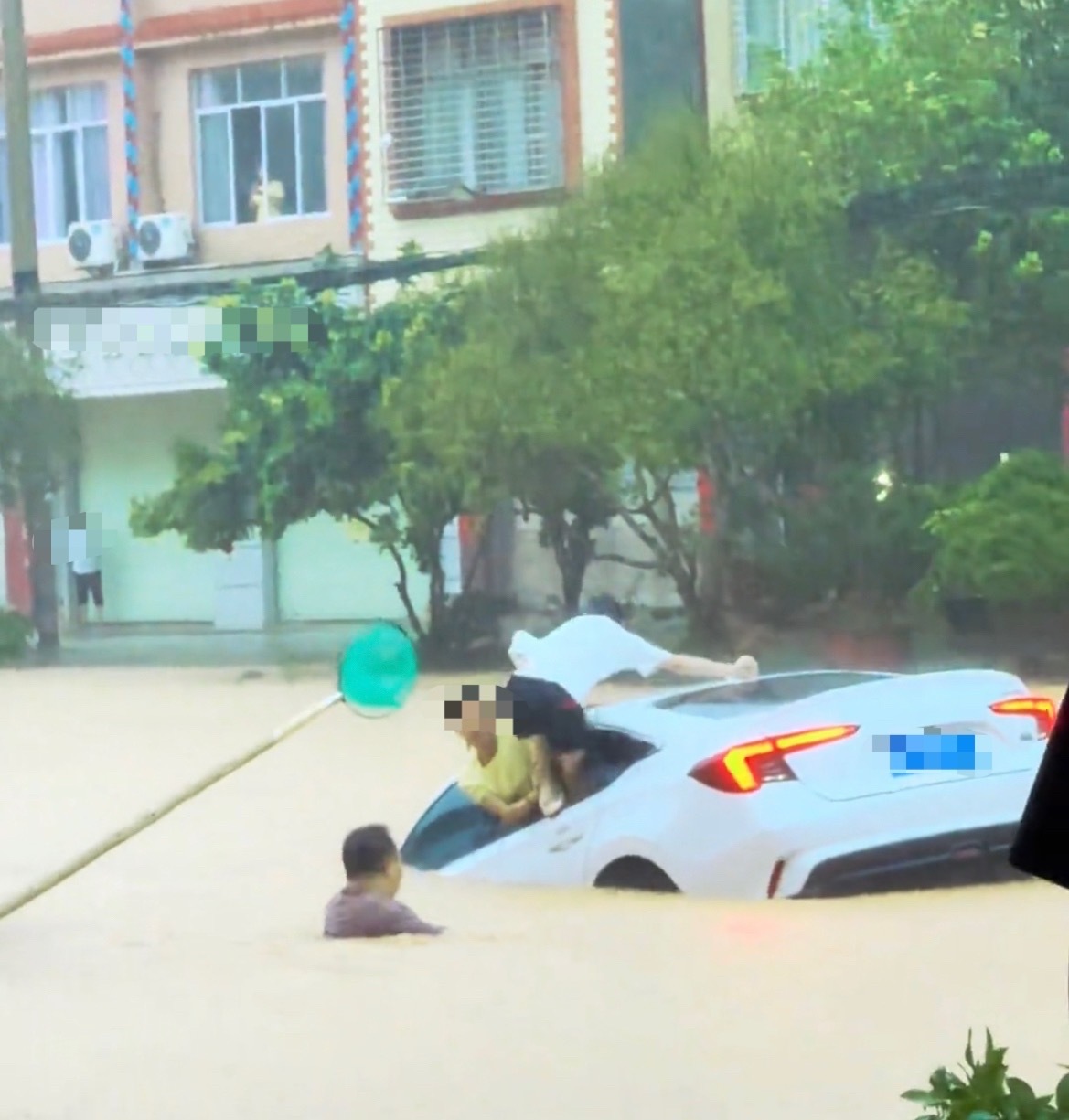 【钦州浦北小车被洪水冲走群众紧急救人】6月8日，钦州市浦北县龙门镇遭受强降雨发生