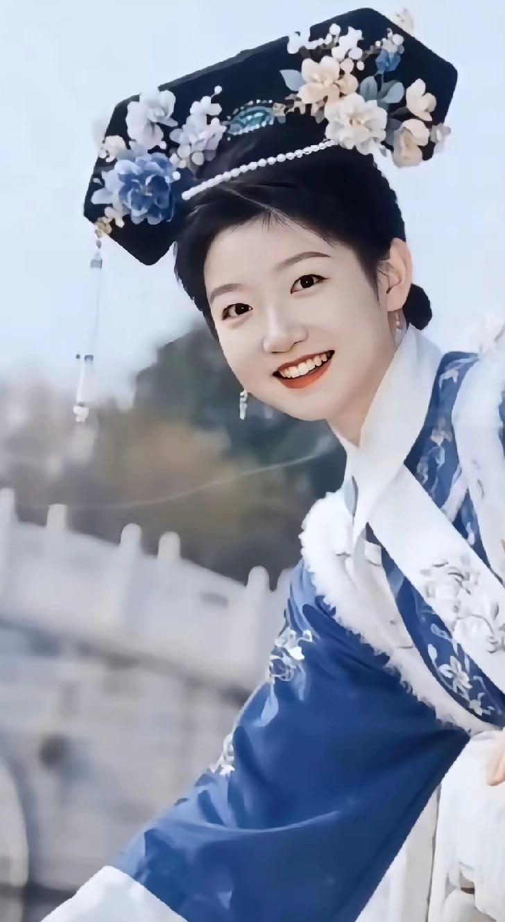天呐！莎莎换上清宫装扮也太绝了吧，活脱脱从古典画卷里走出来的贵气格格！旗头的装饰