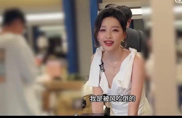 风一吹就倒，具象化的。孙怡正在跟粉丝打招呼呢？来了一阵风连人带雨伞全倒了。身高1