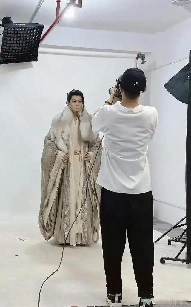 38岁曹骏翻红后去于正剧演断腿世子，定妆照一出网友炸了：这脸这身段，男主该慌了​
