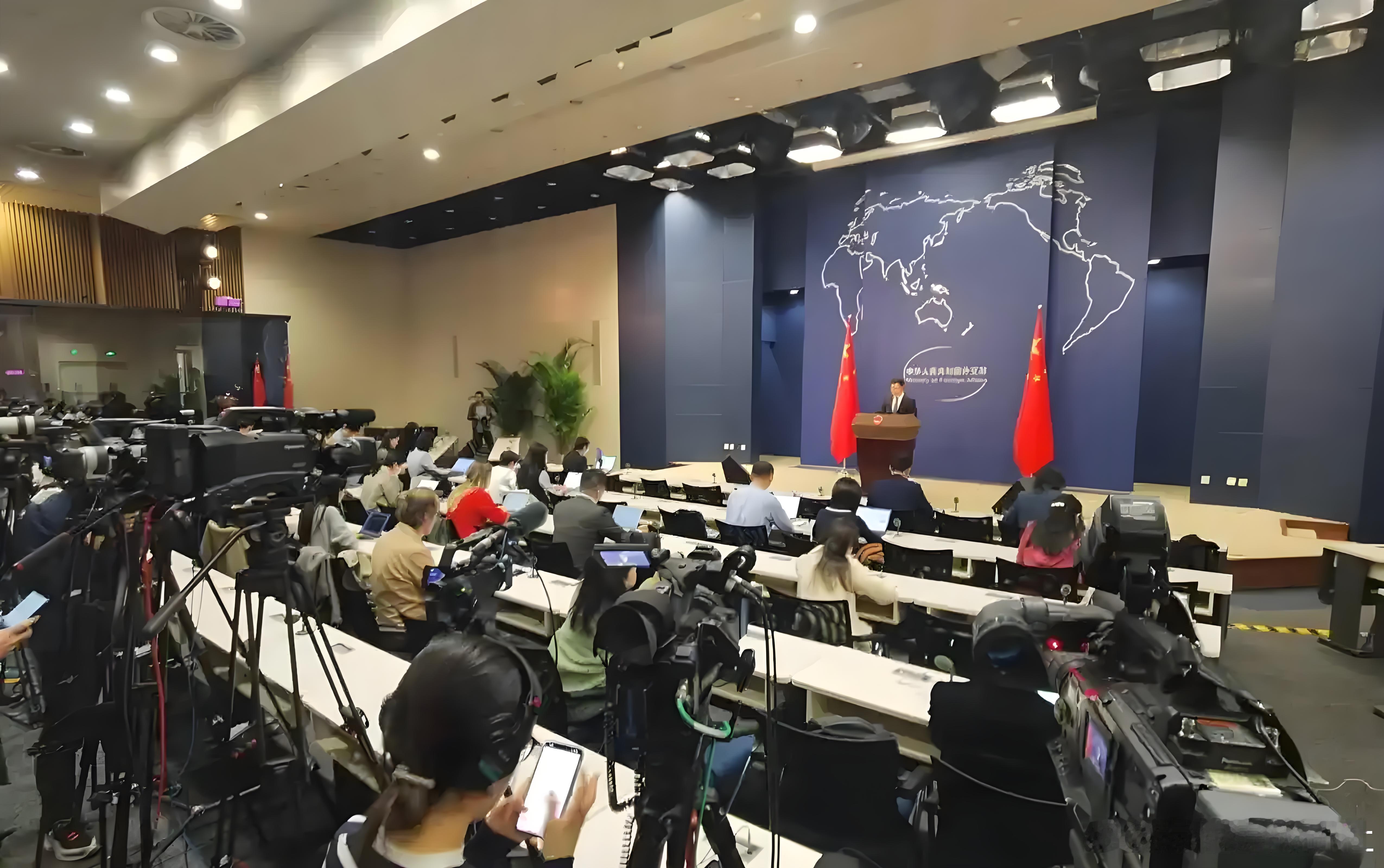 中国对荷兰就四个字：‌往死里治！‌别想拿什么“豁免”当借口，谈都不谈，直接干到他